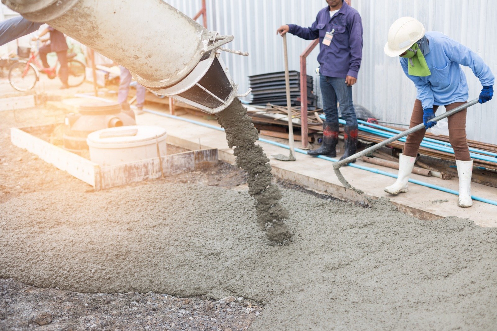Ingenieros colaborando en obra